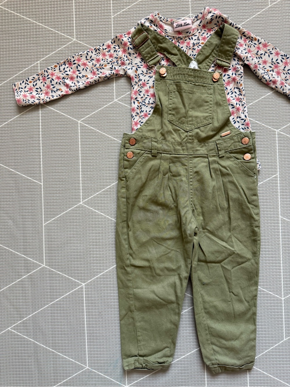 Tahari|Baby girl/toddler boho set,Olive Green Overalls with Floral ribbed Top•3T